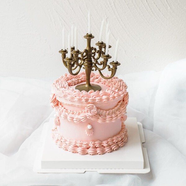Beatrice Cake | Chandelier Vintage Piping
